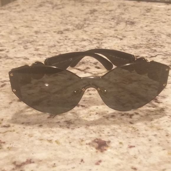 VERSACE MEDUSA SUNGLASSES 😎 - Picture 8 of 12